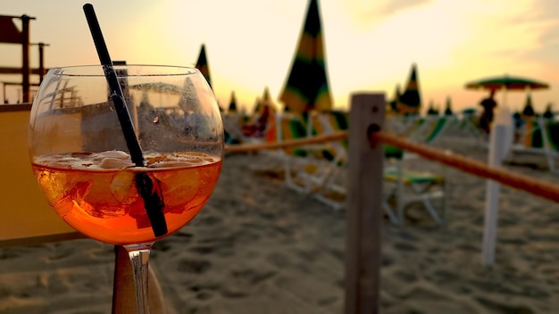 Foto spritz am strand bei sonnenuntergang