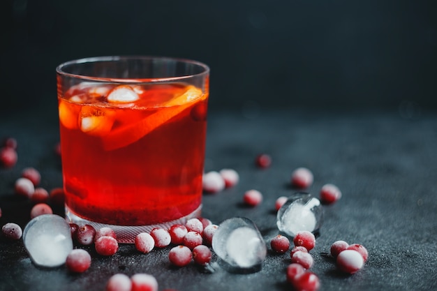 Spritz de Aperol con hielo y arándanos