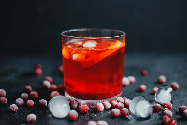 Spritz de Aperol con hielo y arándanos