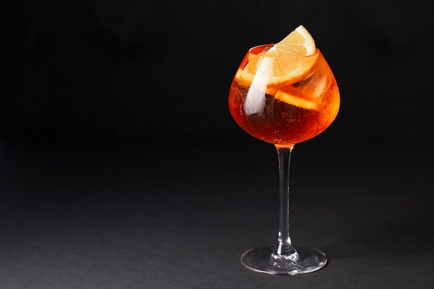 Spritz de Aperol en un vaso con hielo y naranja