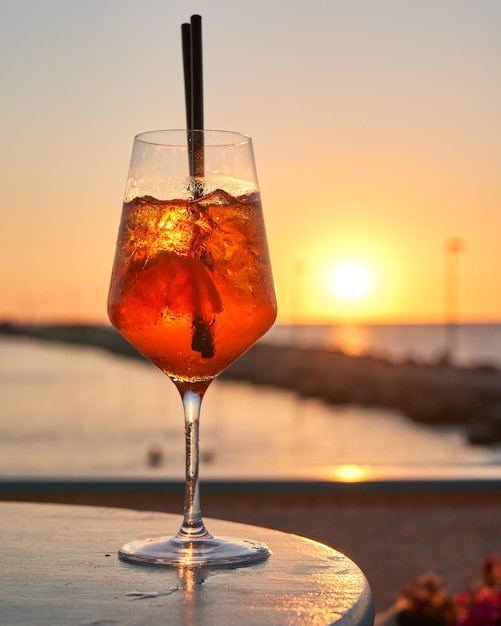 Spritz cóctel tradicional con alcohol en un bar de playa. Concepto de estilo de vida de bebida italiana