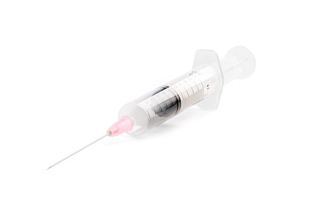 Spritze mit spitzer Nadel für Medizin- oder Impfstoffinjektion isoliert auf weißem Hintergrund mit Beschneidungspfad
