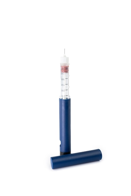 Spritze Pen mit Insulin und Dispenser isoliert auf weißem Hintergrund Kampf gegen Diabetes