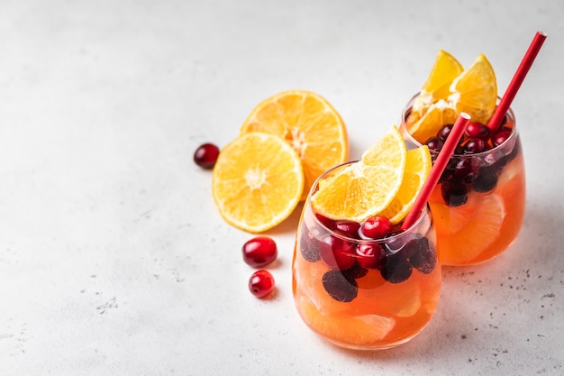 Foto spritzer de naranja y arándano sin alcohol.