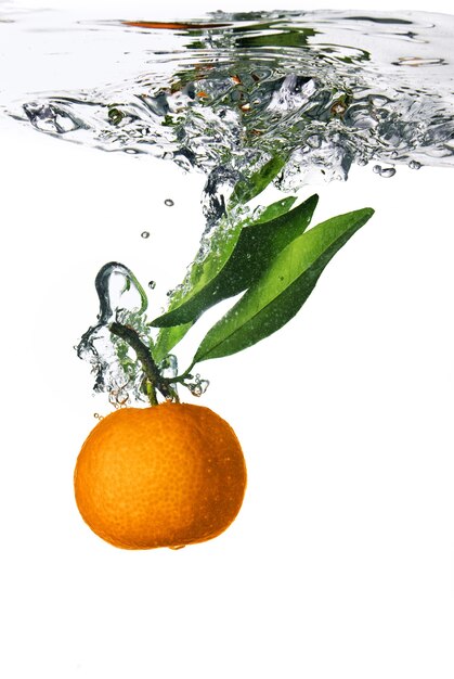 Spritzer Orange zu Wasser mit Luftblasen