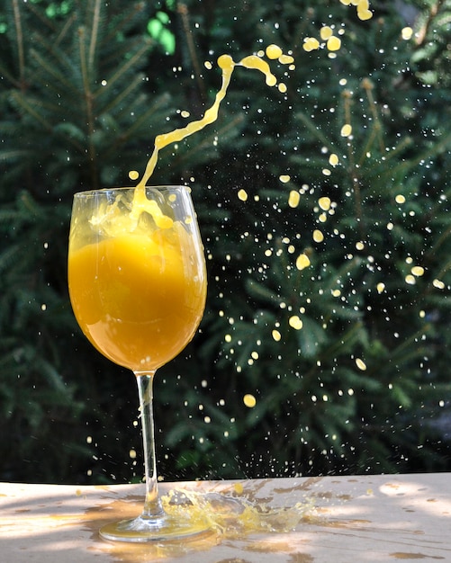 Spritzer Orangensaft Glas mit Orangensaft