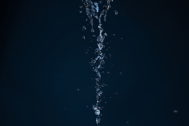 Spritzer sauberes Wasser isoliert auf schwarz