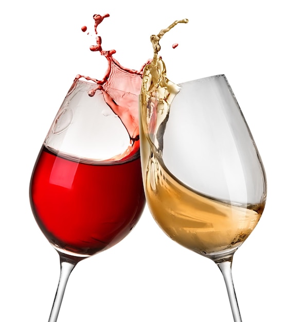 Spritzer Wein in zwei Weingläsern, isoliert auf weiss