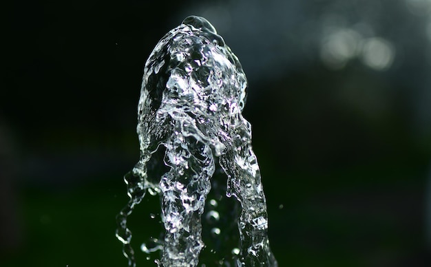 Foto spritzwasser auf dunklem hintergrund