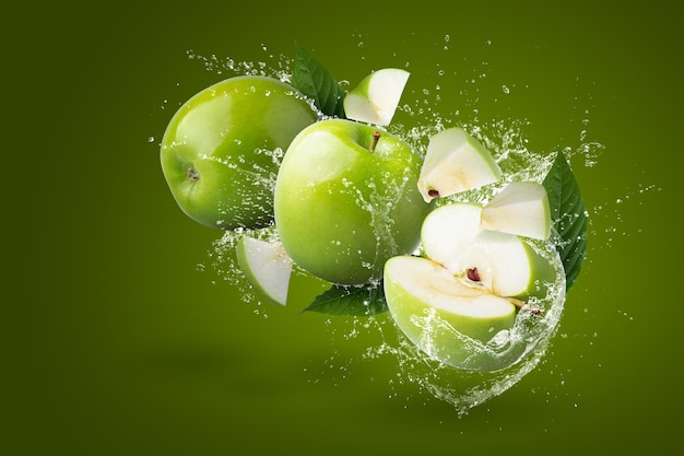 Spritzwasser auf Grüner Apfel auf grünem Hintergrund isoliert.