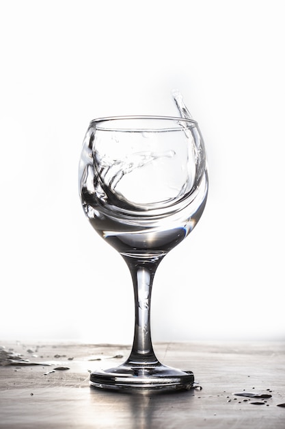 Spritzwasser aus einem Glas