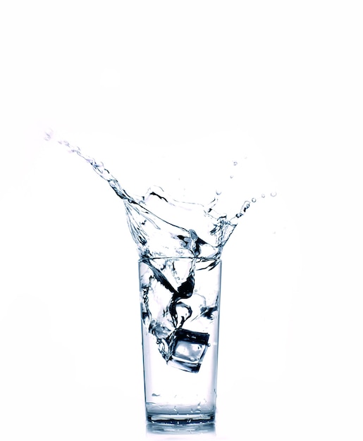 Spritzwasser aus Glas auf weißem Hintergrund isoliert