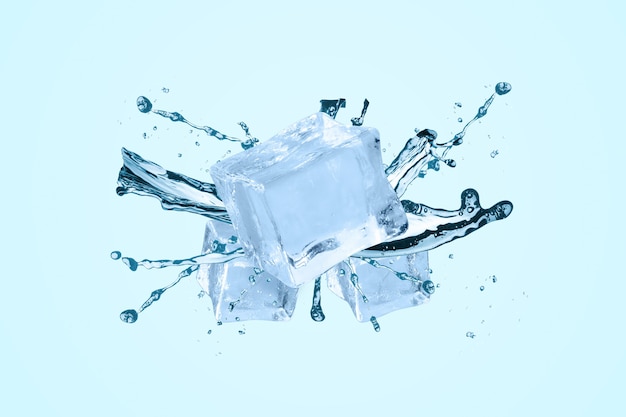 Spritzwasser mit Eiswürfeln auf blauem Hintergrund