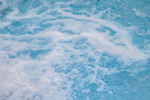 Sprudelndes blaues Wasser in der Natur Wasserfluss in motionBlur