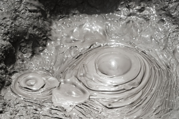 Sprudelndes heißes Schlammpool im thermischen Wunderland Wai-O-Tapu, Rotorua, Nordinsel von Neuseeland.