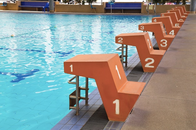 Sprungstand mit Nummer eins bis acht in den Bahnen von Schwimmbad, Wassersport, Schwimmbadzentrum.