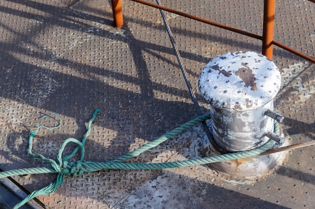 Spulen mit einem Seil auf dem Deck der Schiffsnahaufnahme