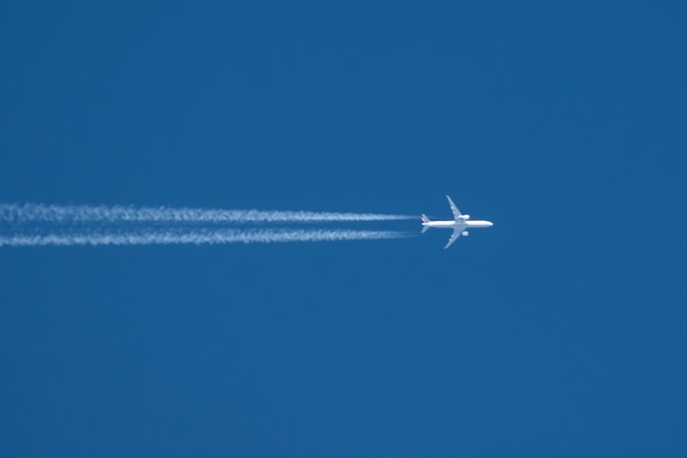 Spur aus dem Flugzeug mit zwei enigine den blauen Himmel.