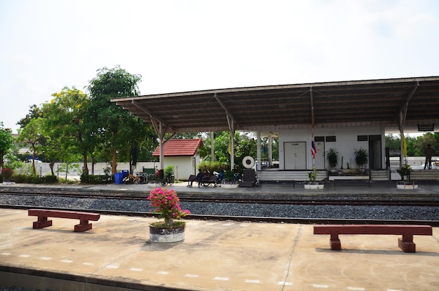 Spur der Eisenbahn in ländlicher Umgebung für Lokomotivzuglaufreise am Bahnhof Ayutthaya am 1. Mai 2014 in Phra Nakhon si Ayutthaya Thailand