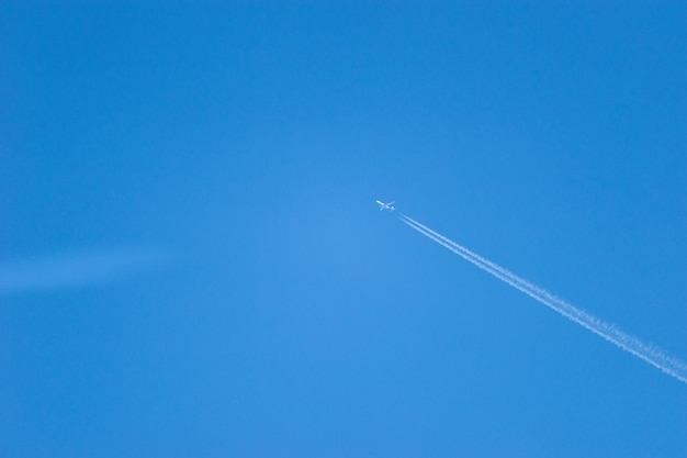 Spur eines Flugzeugs im blauen Himmel