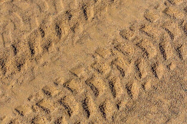 Spuren der Reifen auf einem Sand in der Wüste