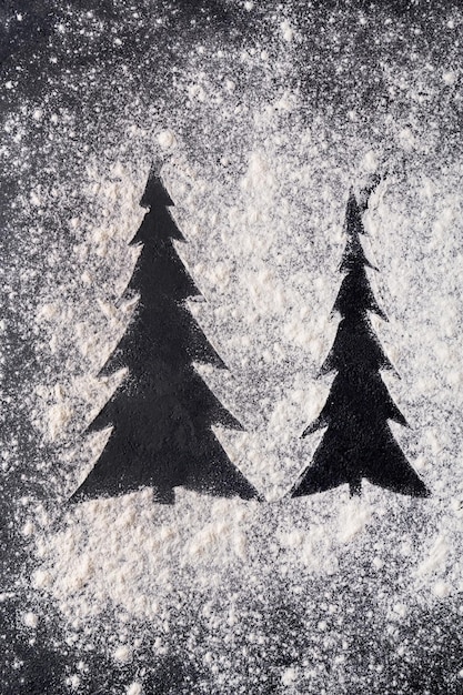 Spuren einer Schablone in Form eines Weihnachtsbaumes aus Mehl Urlaub kochen hausgemachte Backen