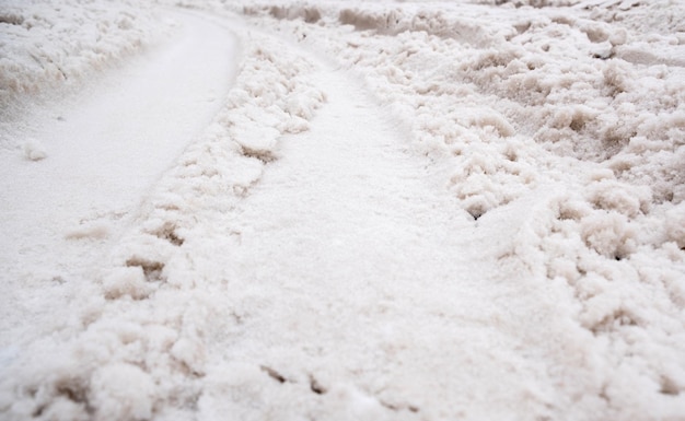 Spuren eines vorbeifahrenden Autos im Schnee Ein Auto fuhr durch den weißen Schnee