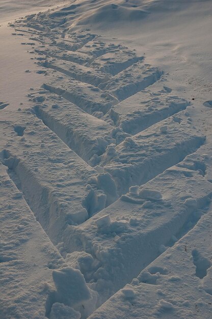 Spuren im Schnee mit Skitouren