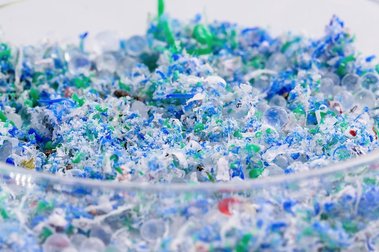 Foto spuren von kunststoff und mikroplastik in petrischalen