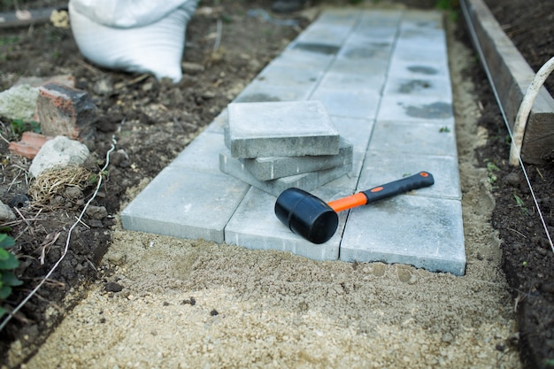 Spuren von Sett im Garten machen