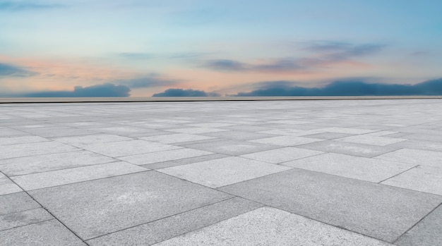 Square Brick Road und Sky Clouds