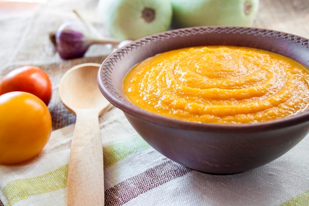 Squash-Kaviar mit Knoblauch und Tomaten in einer rustikalen Schüssel