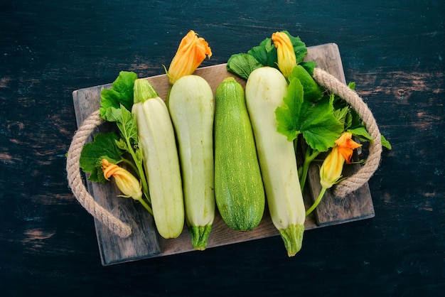 Squash Marrow zucchini Verduras frescas En una mesa de madera negra Vista superior Espacio de copia