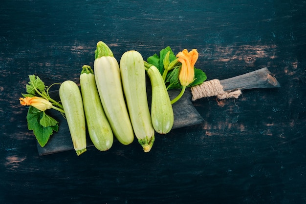 Squash Marrow zucchini Verduras frescas En una mesa de madera negra Vista superior Espacio de copia