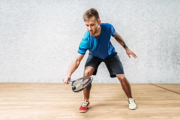 Squash-Spieltraining, männlicher Spieler mit Schläger