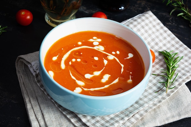 Sream sopa de tomate e pimenta Sopa de tomate quente na tigela