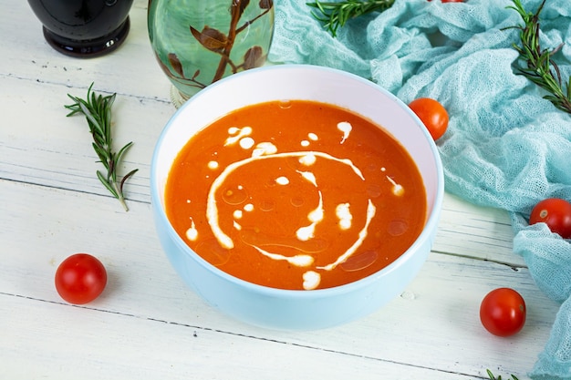 Sream sopa de tomates y pimientos Sopa de tomate caliente en un bol