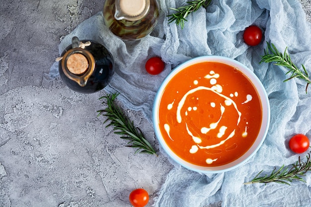 Sream sopa de tomates y pimientos Sopa de tomate caliente en un tazón Vista superior