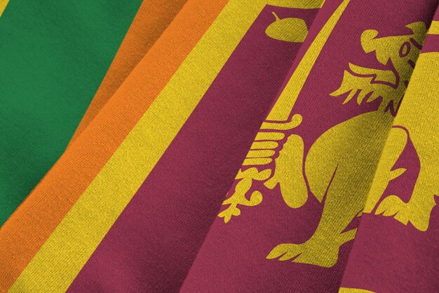 Sri-Lanka-Flagge mit großen Falten, die in der Nähe unter dem Studiolicht im Innenbereich winken Die offiziellen Symbole und Farben im Banner