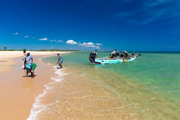 SRI LANKA Mach 23 Los pescadores locales sacan una red de pesca del Océano Índico el 23 de Mach de 2017 en Kosgoda Sri Lanka La pesca en Sri Lanka es la forma en que se ganan la vida