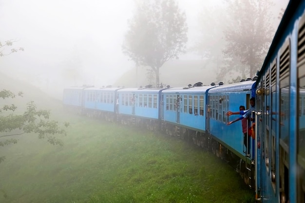 Sri Lanka Nuwara Eliya outubro 2015 Pessoas viajando de trem nas montanhas do Sri Lanka arredores Nuwara Eliya
