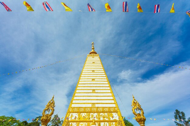 Sri maha pho chedi como el reluciente chedi dorado y blanco con nubes claras y cielo azul brillante