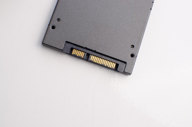 SSD conhecido como disco rígido de computador Uma unidade de estado sólido é um dispositivo de armazenamento de estado sólido que usa conjuntos de circuitos integrados para armazenar dados de forma persistente, normalmente usando memória flash no armazenamento do computador