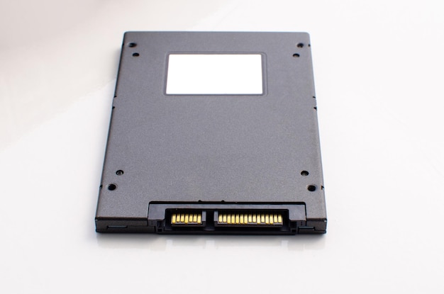 SSD conocido como disco duro de la computadora Una unidad de estado sólido es un dispositivo de almacenamiento de estado sólido que utiliza conjuntos de circuitos integrados para almacenar datos de manera persistente, generalmente usando memoria flash en el almacenamiento de la computadora