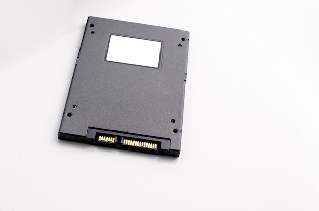 SSD conocido como disco duro de la computadora. Una unidad de estado sólido es un dispositivo de almacenamiento de estado sólido que utiliza conjuntos