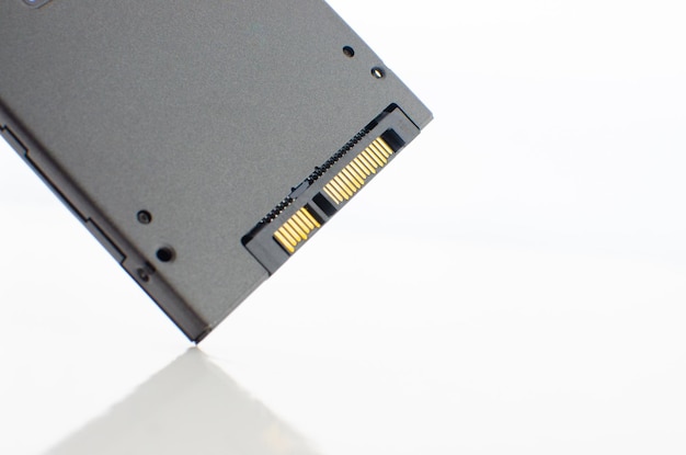 Foto ssd-hochgeschwindigkeitsspeicher auf einem grauen laptop-computer mit ssd-konzepttechnologie-informatik.