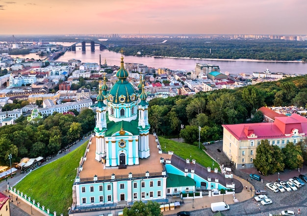 St.-Andreas-Kirche und Podil in Kiew, Ukraine