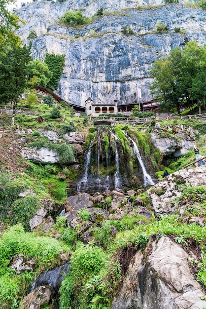 St. Beatus Cave und Wasserfälle über Thunersee, Sundlauenen, Schweiz.