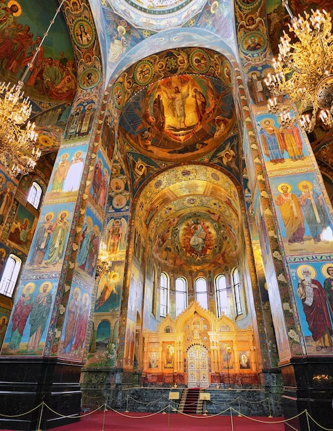 ST. FEDERAÇÃO DE PETERSBURGO, RÚSSIA - 29 DE JUNHO: Interior da Igreja Salvador do Sangue Derramado. A foto leva em São Petersburgo, dentro da Igreja do Salvador do Sangue Derramado em 29 de junho de 2012.