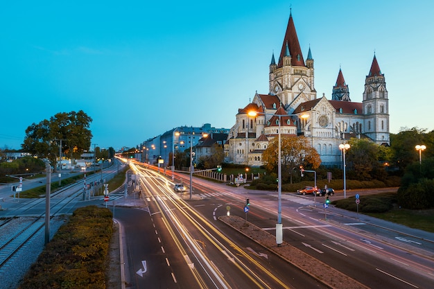 St. Franziskus von Assisi Kirche in Wien Abendansicht mit Ampelpfaden